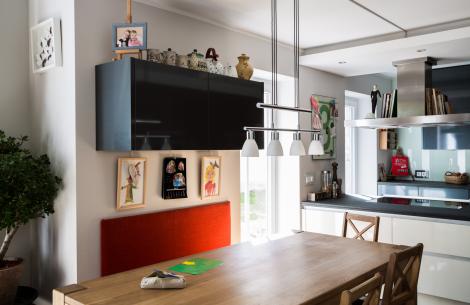 Küche Kochen Kitchen Cooking Cook Arbeitsplatte Stein Weiß Grau Rot Hochglanz Induktion Kochfeld Spüle Blanco Bora Siemens Miele Cabinet Oberschränke Oberschrank Unterschrank Optik Design Milchglas Trendig Trendy Edelstahl Spots Küchenlampe Abgehangene Abgehängte Decke Abzugshaube Ofen Garer Backofen Kaffeemaschine Kühlschrank Fridgerator