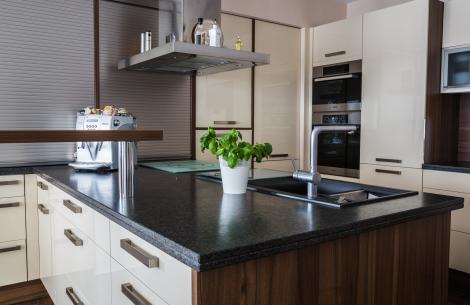 Küche Küchen Holz Holzoptik Küchenschränke Dunkel Korpus Fronten Beige Edelstahl Griff Edelstahlgriffe Arbeitsplatte Stein Marmor Granit Dunkel Schwarz Anthrazit Theke Abzugshaube Miele Spüle Blanco Wasserhahn Kaffeemaschine Saeco
