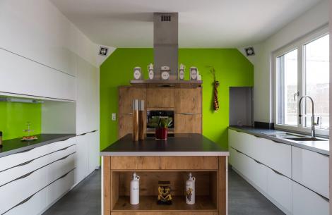 Küche Einbauschrank Schrank Küchen Kochen Arbeiten Arbeitsplatte Granit Stein Optik Holz Natur Landhaus Vintage Edelstahl Miele Blanco Spüle Kochfeld Glaskeramik Ceran Kücheninsel Insel Designerarmatur Hochglanz Weiß Grün Speisekammer Integriert Schlicht Auffällig