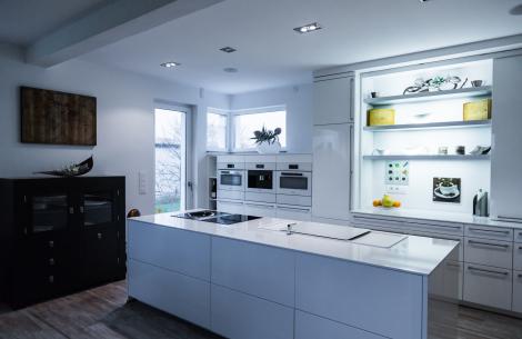 Küchen Weiß Designküche Hochglanzoptik Lackfront Beleuchtung Bora Siemens Miele LED Blanco Kontrast Kücheninsel Trend Style Küchenzeile Backofen Spüle Induktionskochfeld Weinregal Arbeitsplatte Quarz Marmor Stein Leipzig Weißenfels Erfurt Arnstadt Ilmenau Jena