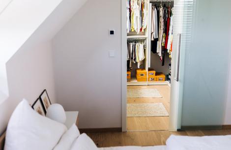 Einbauschrank Ankleide U-Form Weiß von Cabinet bei Kunden in Jena - Außenansicht 1 Ankleide Einbauschrank Ankleidezimmer Kleiderschrank Schrank Cabinet Weiß Korpus Einlegeböden Einlegeboden Schiebetür Kleiderstangen Krawattenaufhänger Schubfächer Einrichtung Interior Interieur Jena Erfurt Weimar Arnstadt Ilmenau