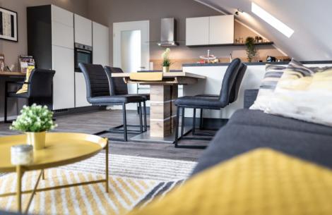 Ferienwohnung mit Stil Ferienwohnung Küche Kochen Einrichtung Schrank Sofa Wohnen Esstisch Stühle Mediaboard Küchenmöbel Holzoptik Siemens Bora