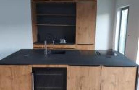 Moderne dunkelgraue Küche in Erfurt, Bora, Eicheküchen Erfurt, Küchen Arnstadt, helle Küche Arnstadt, Miele Backofen, Kochfeld auf Insel, Iduktionskochfeld, Inselküche Erfurt, LED-Beleuchtung Küche, Küchenmontage, Küche Erfurt kaufen, Küche Erfurt planen