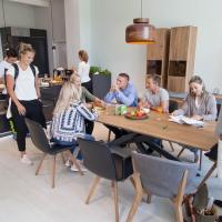 KIEPPE CityStore Erfurt, modernde Küche hochglanz, grau, Bora , MIELE, Echtholztisch, Kreuzgestell, Massivholz, 
