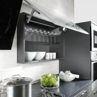 Küchenhängeschrank mit Glasfront als Luke. ServoDrive