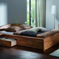 Bett mit Massivholzrahmen