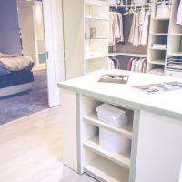 Insel in Ankeide Erfut, Insel in Einbauschrank Erfurt, Neo Romatik CABINET einbauschränke nach Maß, Glaskante, Glasböden im Schrank, Drehspiegel begehbare Ankleide, Ankleidezimmer