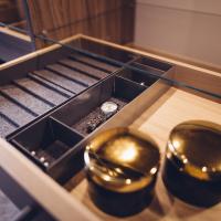 CABISPOT Erfut, Ankleide für Männer Erfurt, Männerankleide, Männerschrank, CABINET EINBAUSCHRANKm Glasböden im Schrank, Schmukschubfach im Einbauschrank Schubkasteninneneintilung