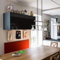 Küche Kochen Kitchen Cooking Cook Arbeitsplatte Stein Weiß Grau Rot Hochglanz Induktion Kochfeld Spüle Blanco Bora Siemens Miele Cabinet Oberschränke Oberschrank Unterschrank Optik Design Milchglas Trendig Trendy Edelstahl Spots Küchenlampe Abgehangene Abgehängte Decke Abzugshaube Ofen Garer Backofen Kaffeemaschine Kühlschrank Fridgerator