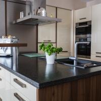 Küche Küchen Holz Holzoptik Küchenschränke Dunkel Korpus Fronten Beige Edelstahl Griff Edelstahlgriffe Arbeitsplatte Stein Marmor Granit Dunkel Schwarz Anthrazit Theke Abzugshaube Miele Spüle Blanco Wasserhahn Kaffeemaschine Saeco