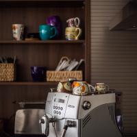Kaffeemaschine Saeco Küche Espresso Kaffee Latte Macchiato Milchkaffee Kaffeevollautomat Küche Italienisch Design Regal Holzoptik Tassen Rolltor