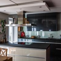 Küche Kochen Kitchen Cooking Cook Arbeitsplatte Stein Weiß Grau Rot Hochglanz Induktion Kochfeld Spüle Blanco Bora Siemens Miele Cabinet Oberschränke Oberschrank Unterschrank Optik Design Milchglas Trendig Trendy Edelstahl Spots Küchenlampe Abgehangene Abgehängte Decke Abzugshaube Ofen Garer Backofen Kaffeemaschine Kühlschrank Fridgerator