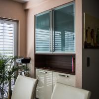 Küche Wohnküche Landhaus Beige Struktur Hochglanz Glas Edelstahl Einbauschrank Regal Küchenschrank Flügeltüren Edel Zeitlos Alles Wie Aus Einem Guss