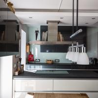 Küche Kochen Kitchen Cooking Cook Arbeitsplatte Stein Weiß Grau Rot Hochglanz Induktion Kochfeld Spüle Blanco Bora Siemens Miele Cabinet Oberschränke Oberschrank Unterschrank Optik Design Milchglas Trendig Trendy Edelstahl Spots Küchenlampe Abgehangene Abgehängte Decke Abzugshaube Ofen Garer Backofen Kaffeemaschine Kühlschrank Fridgerator