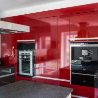 Küche Kochen Kitchen Cooking Cook Arbeitsplatte Stein Weiß Grau Rot Hochglanz Induktion Kochfeld Spüle Blanco Bora Siemens Miele Cabinet Oberschränke Oberschrank Unterschrank Optik Design Milchglas Trendig Trendy Edelstahl Spots Küchenlampe Abgehangene Abgehängte Decke Abzugshaube Ofen Garer Backofen Kaffeemaschine Kühlschrank Fridgerator