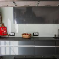 Küche Kochen Kitchen Cooking Cook Arbeitsplatte Stein Weiß Grau Rot Hochglanz Induktion Kochfeld Spüle Blanco Bora Siemens Miele Cabinet Oberschränke Oberschrank Unterschrank Optik Design Milchglas Trendig Trendy Edelstahl Spots Küchenlampe Abgehangene Abgehängte Decke Abzugshaube Ofen Garer Backofen Kaffeemaschine Kühlschrank Fridgerator