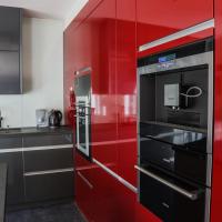 Küche Kochen Kitchen Cooking Cook Arbeitsplatte Stein Weiß Grau Rot Hochglanz Induktion Kochfeld Spüle Blanco Bora Siemens Miele Cabinet Oberschränke Oberschrank Unterschrank Optik Design Milchglas Trendig Trendy Edelstahl Spots Küchenlampe Abgehangene Abgehängte Decke Abzugshaube Ofen Garer Backofen Kaffeemaschine Kühlschrank Fridgerator