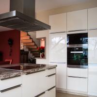 Modern Klassik Klassisch Wohnküche Küche Wohnen Integriert Integration Weimar Stein Arbeitsplatte Holzoptik Miele Bora Siemens Leder Holz Optik Fenster Highlight Toll Erfurt Kochfeld Ceran Abzugshaube Spüle Faltliftschrank Hängeschrank Backofen Garer Speisekammer Kammer Vorrat Vorratskammer Fenster Terrasse Ausblick Perfekt Sensation 