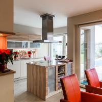 Modern Klassik Klassisch Wohnküche Küche Wohnen Integriert Integration Weimar Stein Arbeitsplatte Holzoptik Miele Bora Siemens Leder Holz Optik Fenster Highlight Toll Erfurt Kochfeld Ceran Abzugshaube Spüle Faltliftschrank Hängeschrank Backofen Garer Speisekammer Kammer Vorrat Vorratskammer Fenster Terrasse Ausblick Perfekt Sensation 