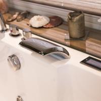Bad Möbel Dusche Wanne Whirlpool Holz Sauna Waschtisch Doppelwaschtisch Ofen Saunaofen Fliesen Pflanzen Bambus Kieppe Einbauschrank Entspannen Relaxen Zeit Für Sich Oase Wellness
