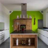 Küche Einbauschrank Schrank Küchen Kochen Arbeiten Arbeitsplatte Granit Stein Optik Holz Natur Landhaus Vintage Edelstahl Miele Blanco Spüle Kochfeld Glaskeramik Ceran Kücheninsel Insel Designerarmatur Hochglanz Weiß Grün Speisekammer Integriert Schlicht Auffällig