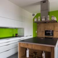 Küche Einbauschrank Schrank Küchen Kochen Arbeiten Arbeitsplatte Granit Stein Optik Holz Natur Landhaus Vintage Edelstahl Miele Blanco Spüle Kochfeld Glaskeramik Ceran Kücheninsel Insel Designerarmatur Hochglanz Weiß Grün Speisekammer Integriert Schlicht Auffällig