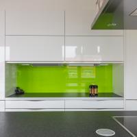 Küche Einbauschrank Schrank Küchen Kochen Arbeiten Arbeitsplatte Granit Stein Optik Holz Natur Landhaus Vintage Edelstahl Miele Blanco Spüle Kochfeld Glaskeramik Ceran Kücheninsel Insel Designerarmatur Hochglanz Weiß Grün Speisekammer Integriert Schlicht Auffällig