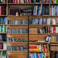 Ankleide Schrank Begehbarer Kleiderschrank Cabinet Spiegel Fronten Kleiderschrank Schiebetüren Gleittüren Gleiten Schieben Einschub Regal Bücherregal Bücher Bibliothek Regallautsprecher Lautsprecher Entertainment TV Fernseher Integration Integriert Fernsehen Schauen Boxspringbett Kissen Decken Bettbezug Hasena Cabinet Cabinet-Schranksysteme Weimar Erfurt Jena Arnstadt Gera Sömmerda Gotha Eisenach Ilmenau Coburg