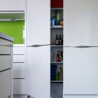 Küche Einbauschrank Schrank Küchen Kochen Arbeiten Arbeitsplatte Granit Stein Optik Holz Natur Landhaus Vintage Edelstahl Miele Blanco Spüle Kochfeld Glaskeramik Ceran Kücheninsel Insel Designerarmatur Hochglanz Weiß Grün Speisekammer Integriert Schlicht Auffällig