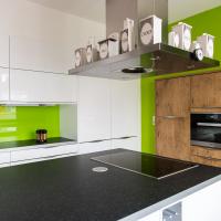 Küche Einbauschrank Schrank Küchen Kochen Arbeiten Arbeitsplatte Granit Stein Optik Holz Natur Landhaus Vintage Edelstahl Miele Blanco Spüle Kochfeld Glaskeramik Ceran Kücheninsel Insel Designerarmatur Hochglanz Weiß Grün Speisekammer Integriert Schlicht Auffällig