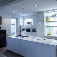 Küchen Weiß Designküche Hochglanzoptik Lackfront Beleuchtung Bora Siemens Miele LED Blanco Kontrast Kücheninsel Trend Style Küchenzeile Backofen Spüle Induktionskochfeld Weinregal Arbeitsplatte Quarz Marmor Stein Leipzig Weißenfels Erfurt Arnstadt Ilmenau Jena