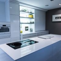 Küchen Weiß Designküche Hochglanzoptik Lackfront Beleuchtung Bora Siemens Miele LED Blanco Kontrast Kücheninsel Trend Style Küchenzeile Backofen Spüle Induktionskochfeld Weinregal Arbeitsplatte Quarz Marmor Stein Leipzig Weißenfels Erfurt Arnstadt Ilmenau Jena