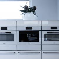 Küchen Weiß Designküche Hochglanzoptik Lackfront Beleuchtung Bora Siemens Miele LED Blanco Kontrast Kücheninsel Trend Style Küchenzeile Backofen Spüle Induktionskochfeld Weinregal Arbeitsplatte Quarz Marmor Stein Leipzig Weißenfels Erfurt Arnstadt Ilmenau Jena