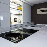 Küchen Weiß Designküche Hochglanzoptik Lackfront Beleuchtung Bora Siemens Miele LED Blanco Kontrast Kücheninsel Trend Style Küchenzeile Backofen Spüle Induktionskochfeld Weinregal Arbeitsplatte Quarz Marmor Stein Leipzig Weißenfels Erfurt Arnstadt Ilmenau Jena