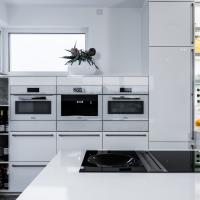 Küchen Weiß Designküche Hochglanzoptik Lackfront Beleuchtung Bora Siemens Miele LED Blanco Kontrast Kücheninsel Trend Style Küchenzeile Backofen Spüle Induktionskochfeld Weinregal Arbeitsplatte Quarz Marmor Stein Leipzig Weißenfels Erfurt Arnstadt Ilmenau Jena