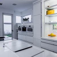 Küchen Weiß Designküche Hochglanzoptik Lackfront Beleuchtung Bora Siemens Miele LED Blanco Kontrast Kücheninsel Trend Style Küchenzeile Backofen Spüle Induktionskochfeld Weinregal Arbeitsplatte Quarz Marmor Stein Leipzig Weißenfels Erfurt Arnstadt Ilmenau Jena