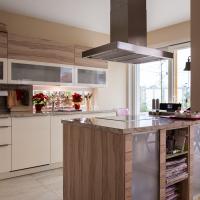 Modern Klassik Klassisch Wohnküche Küche Wohnen Integriert Integration Weimar Stein Arbeitsplatte Holzoptik Miele Bora Siemens Leder Holz Optik Fenster Highlight Toll Erfurt Kochfeld Ceran Abzugshaube Spüle Faltliftschrank Hängeschrank Backofen Garer Speisekammer Kammer Vorrat Vorratskammer Fenster Terrasse Ausblick Perfekt Sensation 