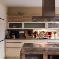 Modern Klassik Klassisch Wohnküche Küche Wohnen Integriert Integration Weimar Stein Arbeitsplatte Holzoptik Miele Bora Siemens Leder Holz Optik Fenster Highlight Toll Erfurt Kochfeld Ceran Abzugshaube Spüle Faltliftschrank Hängeschrank Backofen Garer Speisekammer Kammer Vorrat Vorratskammer Fenster Terrasse Ausblick Perfekt Sensation 