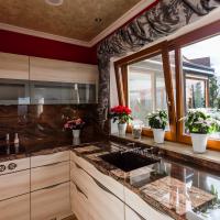 Küche Küchen Holz Holzoptik Küchenschränke Hell Korpus Fronten Beige Edelstahl Griff Edelstahlgriffe Arbeitsplatte Stein Marmor Granit Maserung Edel Miele Spüle Blanco Wasserhahn Kaffeemaschine Saeco Bora Siemens