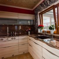 Küche Küchen Holz Holzoptik Küchenschränke Hell Korpus Fronten Beige Edelstahl Griff Edelstahlgriffe Arbeitsplatte Stein Marmor Granit Maserung Edel Miele Spüle Blanco Wasserhahn Kaffeemaschine Saeco Bora Siemens