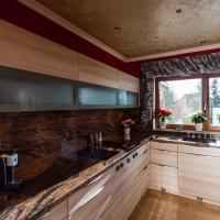 Küche Küchen Holz Holzoptik Küchenschränke Hell Korpus Fronten Beige Edelstahl Griff Edelstahlgriffe Arbeitsplatte Stein Marmor Granit Maserung Edel Miele Spüle Blanco Wasserhahn Kaffeemaschine Saeco Bora Siemens