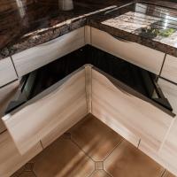 Küche Küchen Holz Holzoptik Küchenschränke Hell Korpus Fronten Beige Edelstahl Griff Edelstahlgriffe Arbeitsplatte Stein Marmor Granit Maserung Edel Miele Spüle Blanco Wasserhahn Kaffeemaschine Saeco Bora Siemens Eckauszug