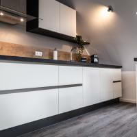 Ferienwohnung Küche Kochen Einrichtung Schrank Sofa Wohnen Esstisch Stühle Mediaboard Küchenmöbel Holzoptik Siemens Bora
