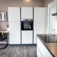 Ferienwohnung Küche Kochen Einrichtung Schrank Sofa Wohnen Esstisch Stühle Mediaboard Küchenmöbel Holzoptik Siemens Bora