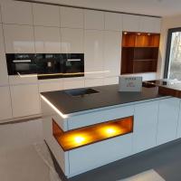 Küchenbaustelle, Rohbauküchen moderne weiße Küche in Erfurt, Bora, Backofen Augenhöhe, Backofen hochgesetzt, Eicheküchen Erfurt, Küchen Arnstadt, helle Küche Arnstadt, Miele Backofen, Kochfeld auf Insel, Iduktionskochfeld, Inselküche Erfurt, Weiße Küche mit Eiche, LED-Beleuchtung Küche, Küchenmontage, Küche Erfurt kaufen, Küche Erfurt planen