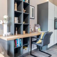 Ferienwohnung Küche Kochen Einrichtung Schrank Sofa Wohnen Esstisch Stühle Mediaboard Küchenmöbel Holzoptik Siemens Bora