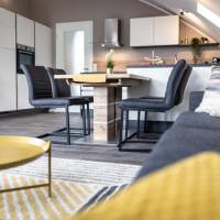 Ferienwohnung Küche Kochen Einrichtung Schrank Sofa Wohnen Esstisch Stühle Mediaboard Küchenmöbel Holzoptik Siemens Bora