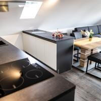 Ferienwohnung Küche Kochen Einrichtung Schrank Sofa Wohnen Esstisch Stühle Mediaboard Küchenmöbel Holzoptik Siemens Bora