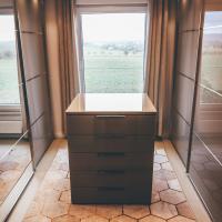 #Ankleidezimmer #Einbauschränke #Korpus Dekor sand #Front Sandglas #Stauraum #Schiebetüren