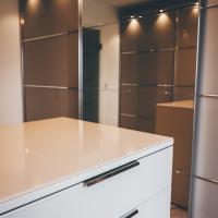 #Ankleidezimmer #Einbauschränke #Korpus Dekor sand #Front Sandglas #Stauraum #Schiebetüren